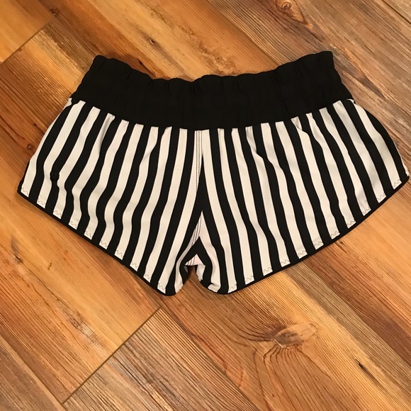 SOLD...Lululemon Hotty hot shorts - Picture 7 of 8